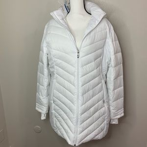 - NWT SPYDER WHITE PUFFER SIZE XL